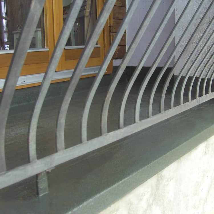 Dachdeckerei München Balkonsanierung eine Balkonboden Abdichtung mit grauer Dichtschlämme