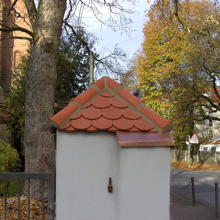 Dachdeckerei München Eingangssäule mit neuem Ziegeldach mit Biberschwanzziegel und Kupferabdeckung