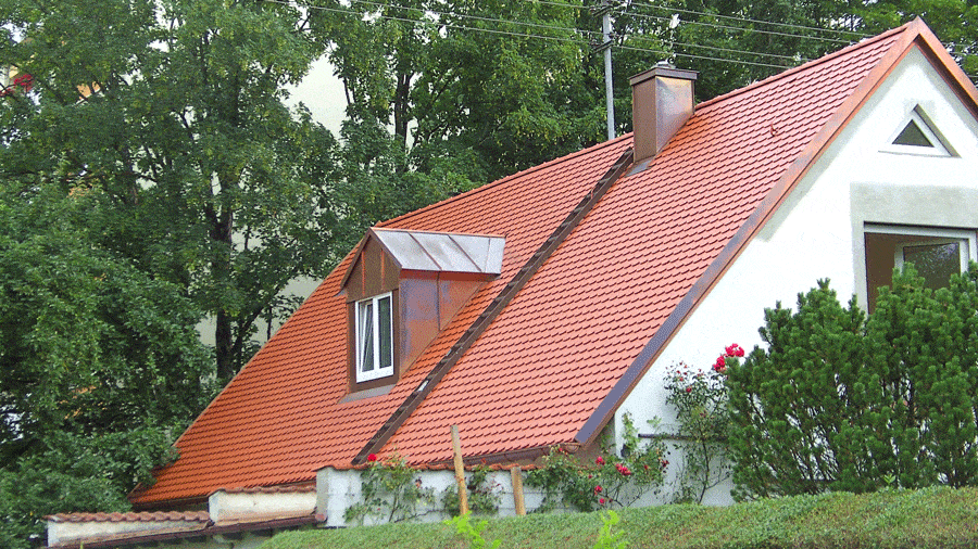Dachdeckerei München Ziegeldach von Einfamilienhaus mit Dachgaube, Kamin mit Kupfer Verkleidung