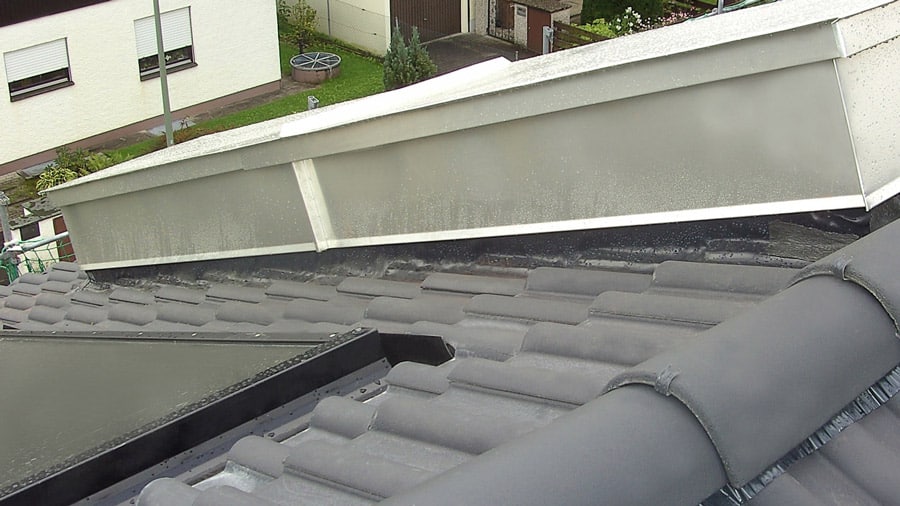 Spengler München Metallkasten aus Zinkblech neben Velux-Dachflächenfenster auf Ziegeldach