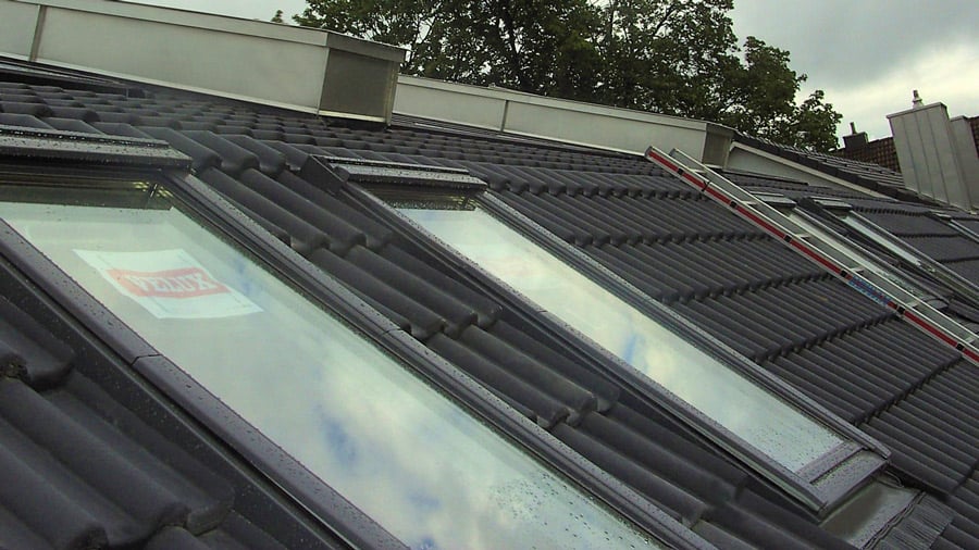 Spengler München Velux-Dachflächenfenster Schwingfenster Einbau auf Dach mit grauen Ziegeln