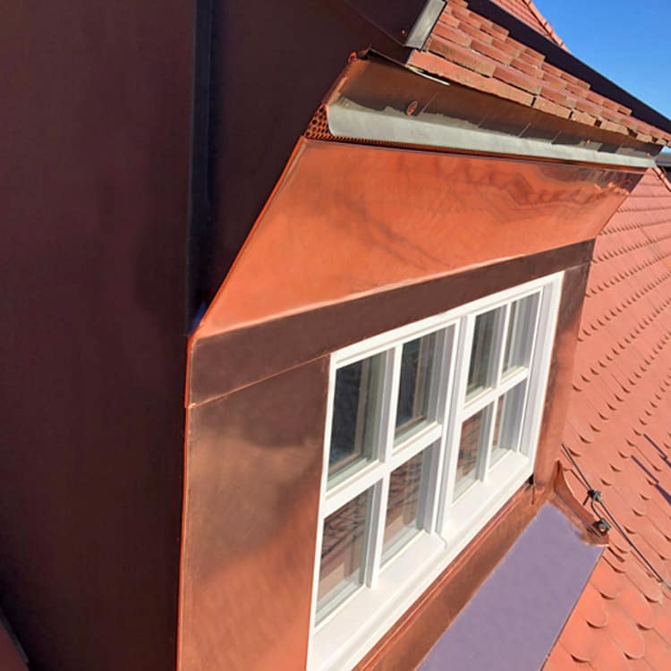 Spengler München Dachgaube mit Kupfer Blech Verkleidung an Fenster mit hellrotem Ziegeldach