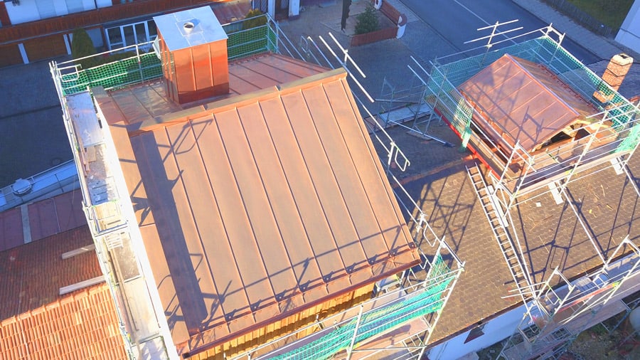 Spengler München Kupferblech Dächer mit Kaminverkleidung und Baugerüst auf Gebäude