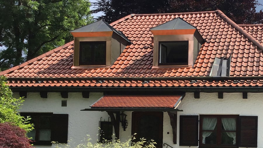 Spengler München Gaubenverkleidung mit Kupferblech bei einem Einfamilienhaus an einem Ziegeldach