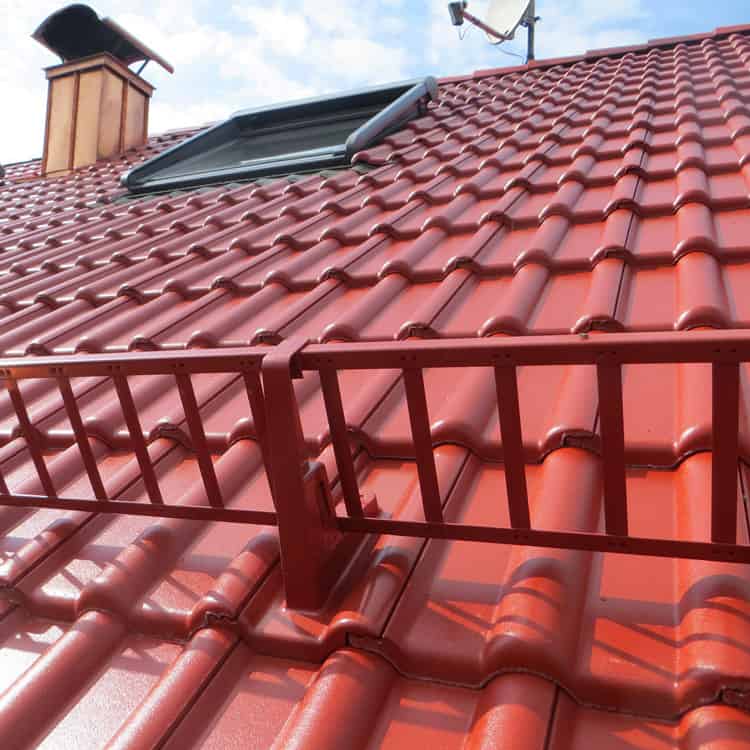 Dachdeckerei München neues Ziegeldach mit roten Dachsteinen Schneefanggitter und Kupferblech Kamin
