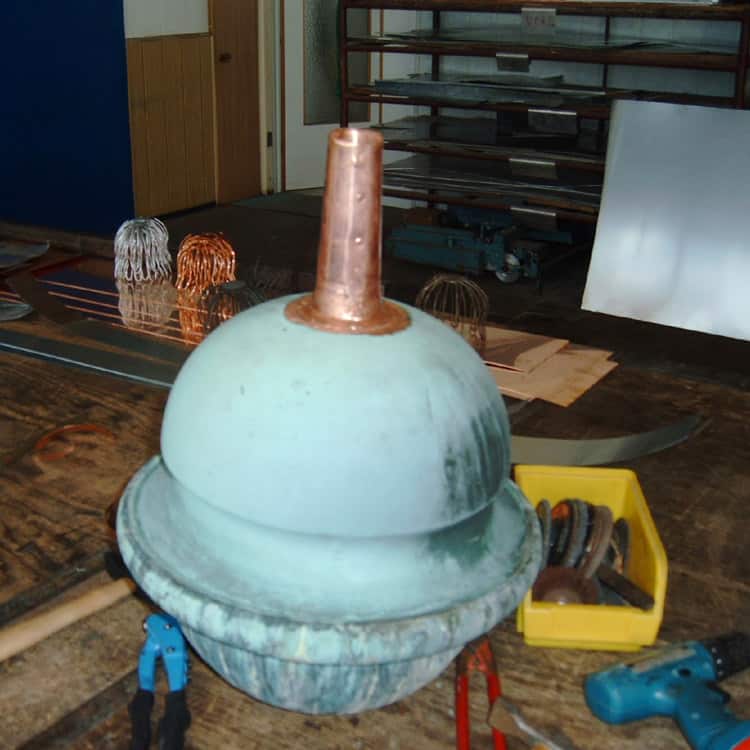 Spengler München Arbeiten in der Spengler Werkstatt mit Kupfer für Reparatur kleiner Turmspitze