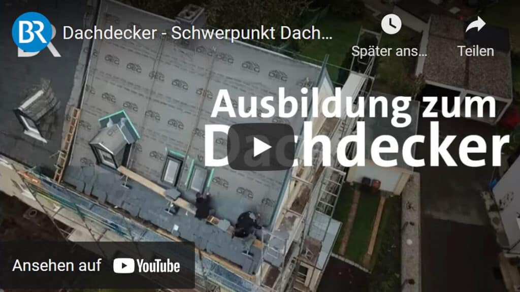 Ausbildung München zum Dachdecker weißer Schriftzug über Luftaufnahme von Dach grau ohne Ziegel