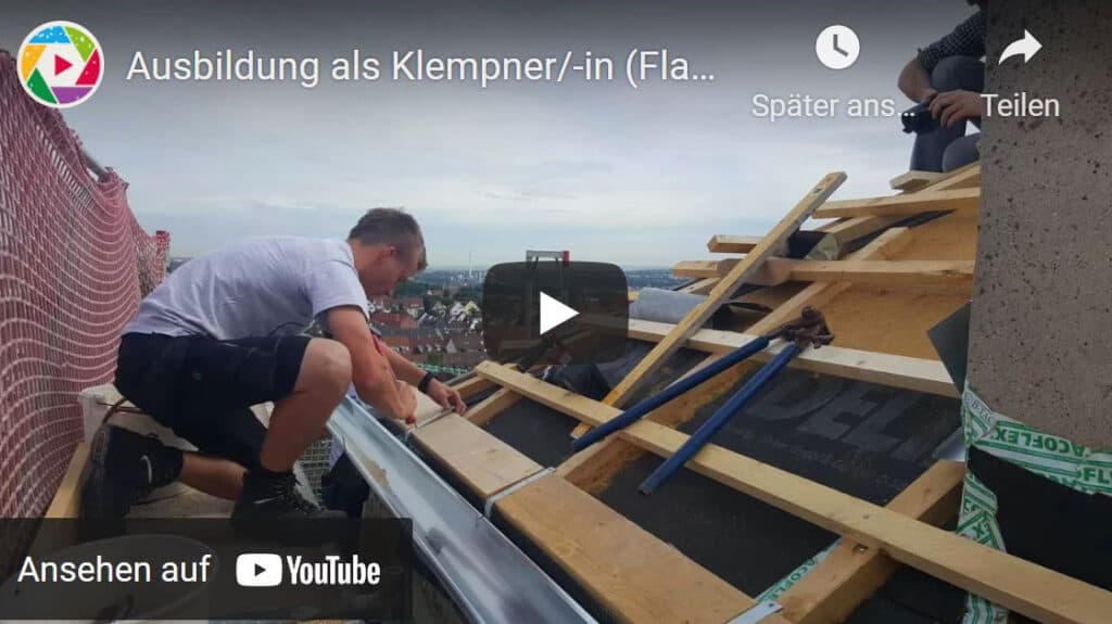 Ausbildung München Auszubildender auf Dach Einbau einer Zink Dachrinne mit Rinnenhaken an Dachlatte