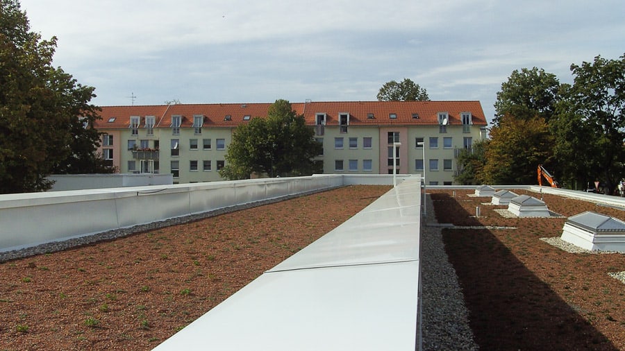 Dachdeckerei München Flachdachfenster mit Aufsatzkränzen am Flachdach mit Mauerabdeckung Trapezblech