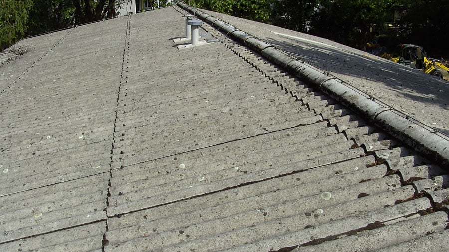 Dachdeckerei München graues altes Faserzement - Wellplattendach zur Asbestsanierung
