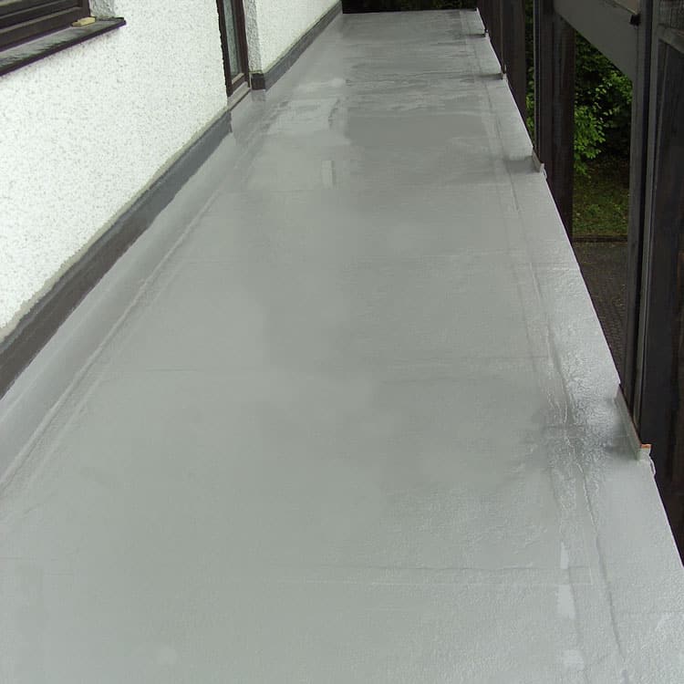 Dachdeckerei München grauer Balkonboden kein Geländer saniert mit KEMPEROL-Flüssigkunststoff