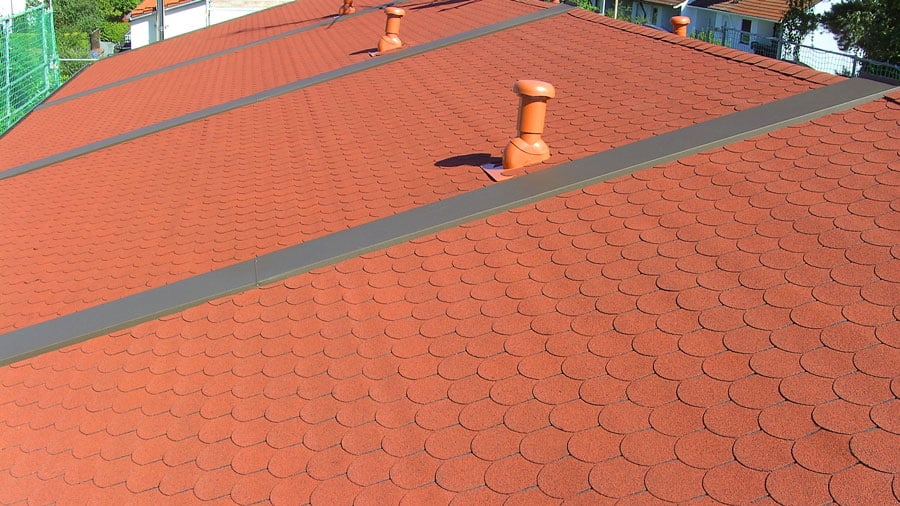 Dachdeckerei München Bitumenschindeln Dach rot mit Gerüst und Metallabdeckung