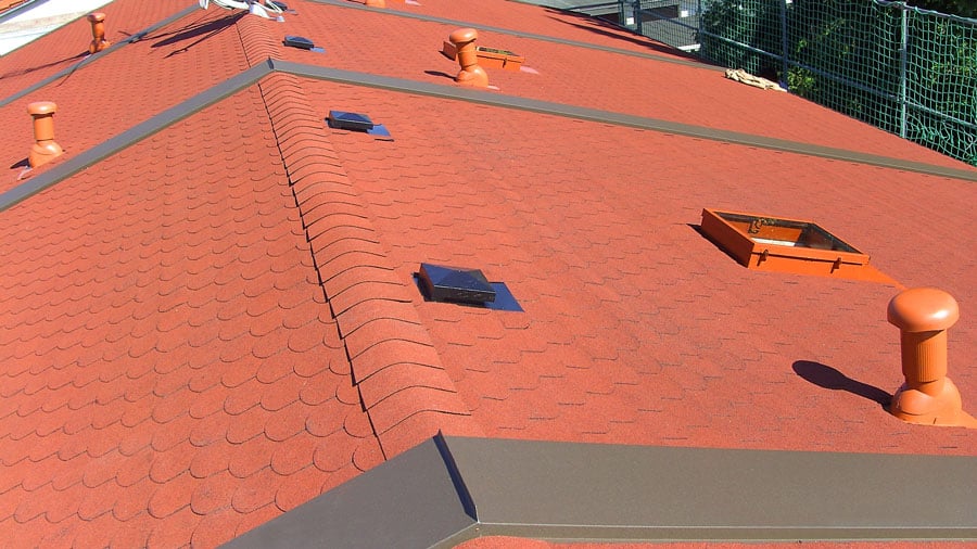 Dachdeckerei München Bitumenschindeln Dach rot mit Gerüst und Metall Dachflächenfenster