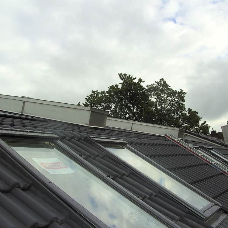 Dachfenster München Velux-Dachflächenfenster Schwingfenster Einbau auf Dach mit grauen Ziegeln